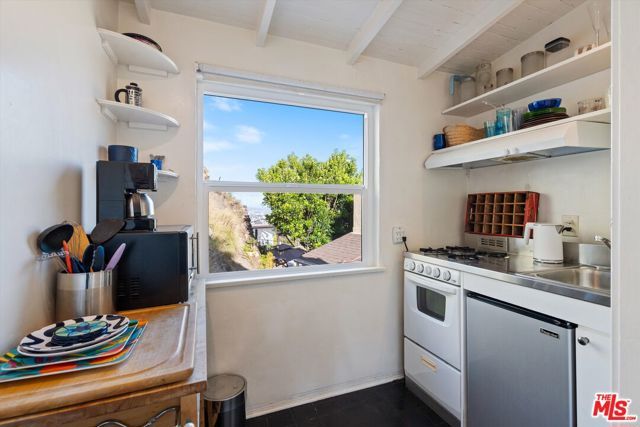 7965 Fareholm Drive, Los Angeles, CA 90046