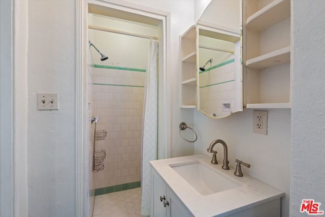 7965 Fareholm Drive, Los Angeles, CA 90046