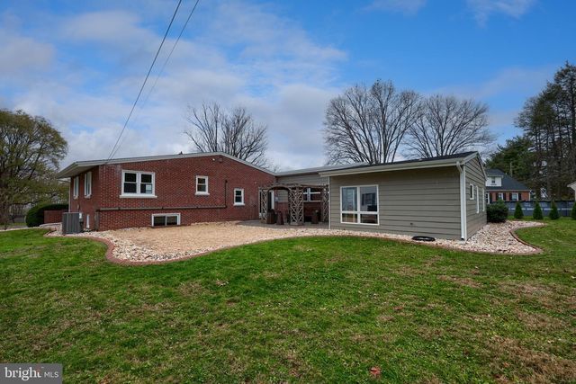 1863 HARRINGTON DR, Lancaster, PA 17601