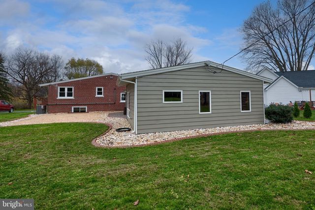 1863 HARRINGTON DR, Lancaster, PA 17601