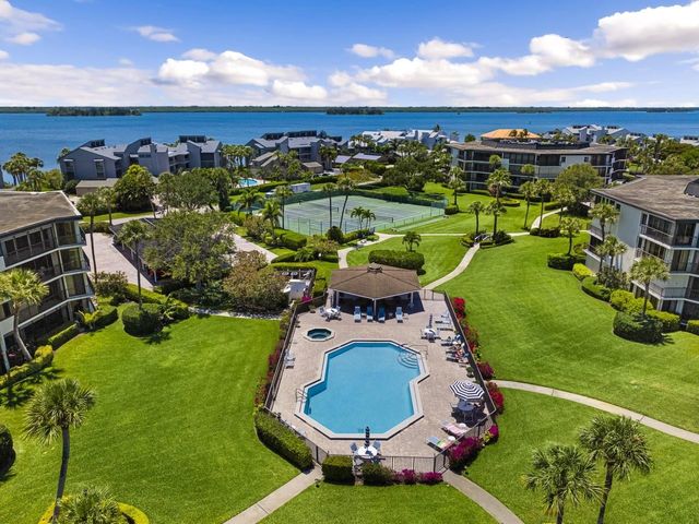 1815 Mooringline Drive 2E, Vero Beach, FL 32963