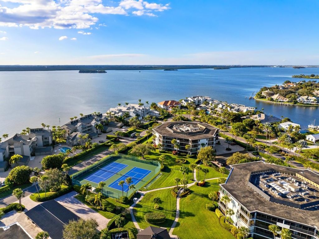 1815 Mooringline Drive 2E, Vero Beach, FL 32963