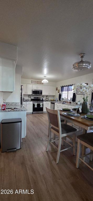 Image 4 of property listing at 10766 W DEL RIO Lane, Avondale, AZ 85323