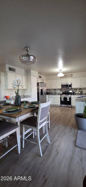 Image 5 of property listing at 10766 W DEL RIO Lane, Avondale, AZ 85323