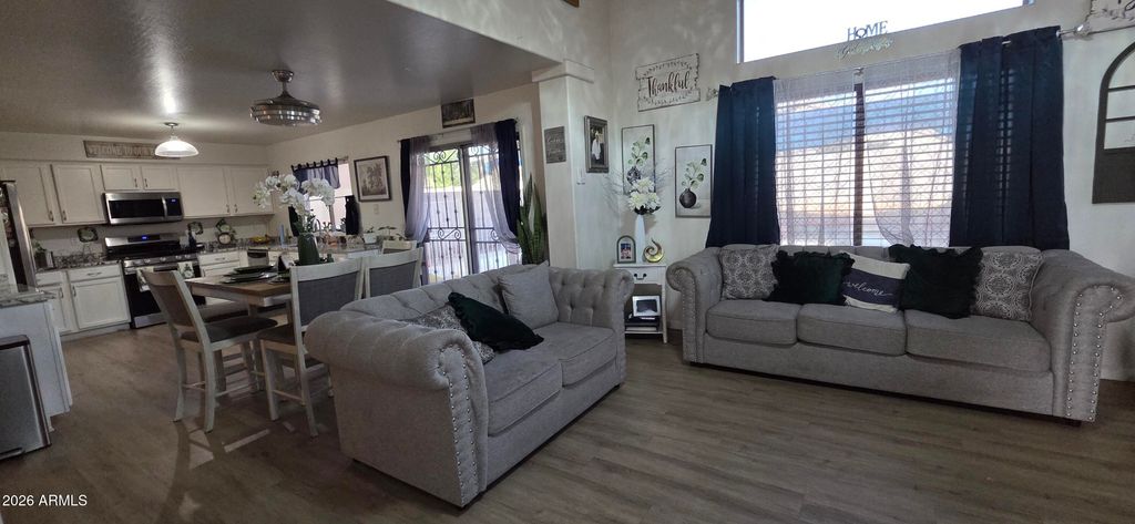 Image 6 of property listing at 10766 W DEL RIO Lane, Avondale, AZ 85323