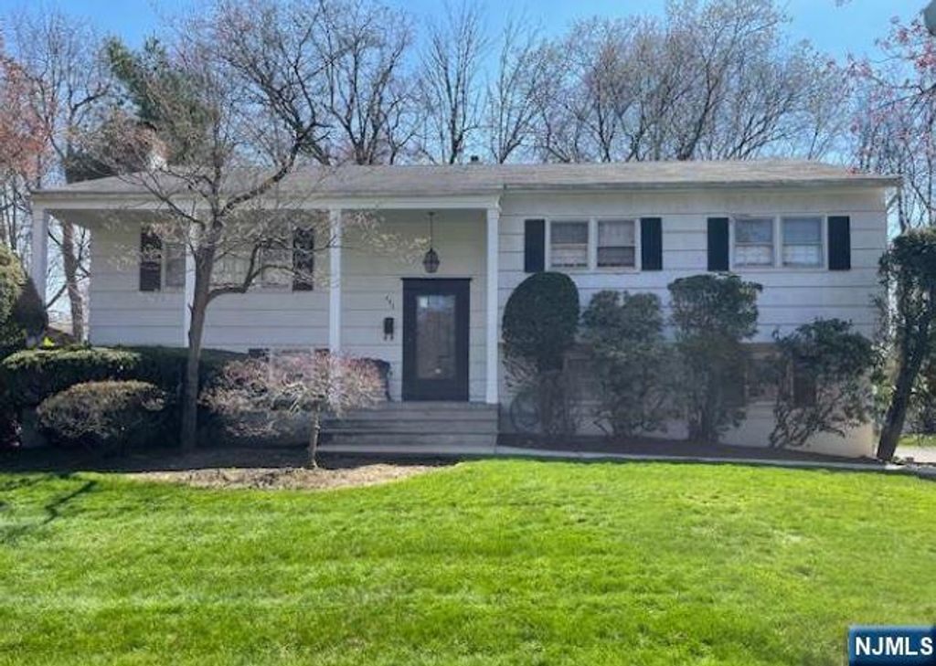 482 Tulane Court, Paramus, NJ 07652