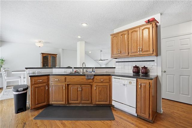 7305 N Richmond Avenue, Kansas City, MO 64158