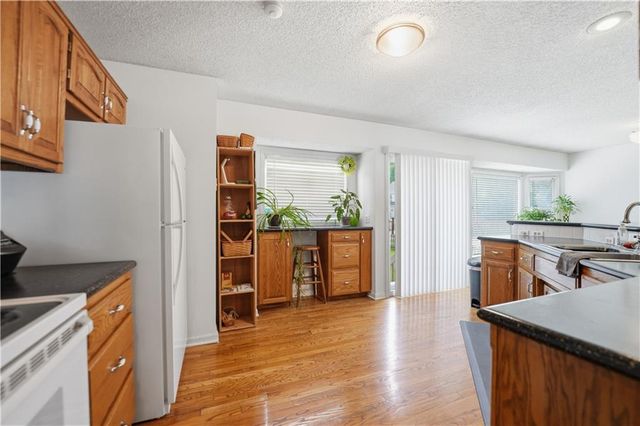 7305 N Richmond Avenue, Kansas City, MO 64158