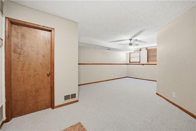 7305 N Richmond Avenue, Kansas City, MO 64158