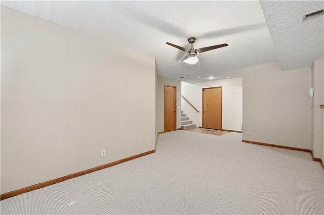 7305 N Richmond Avenue, Kansas City, MO 64158