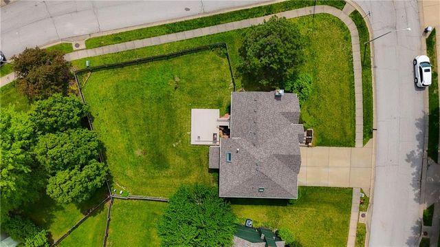 7305 N Richmond Avenue, Kansas City, MO 64158