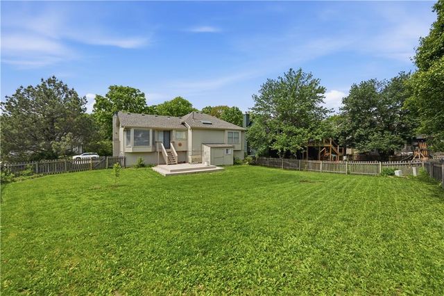7305 N Richmond Avenue, Kansas City, MO 64158