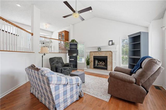 7305 N Richmond Avenue, Kansas City, MO 64158