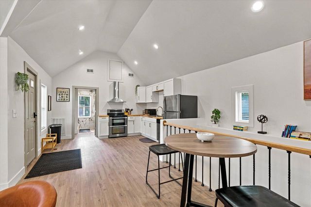 1850 N Warren AVENUE, Milwaukee, WI 53202