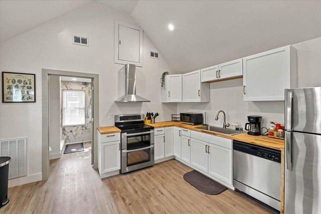 1850 N Warren AVENUE, Milwaukee, WI 53202