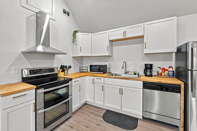 1850 N Warren AVENUE, Milwaukee, WI 53202