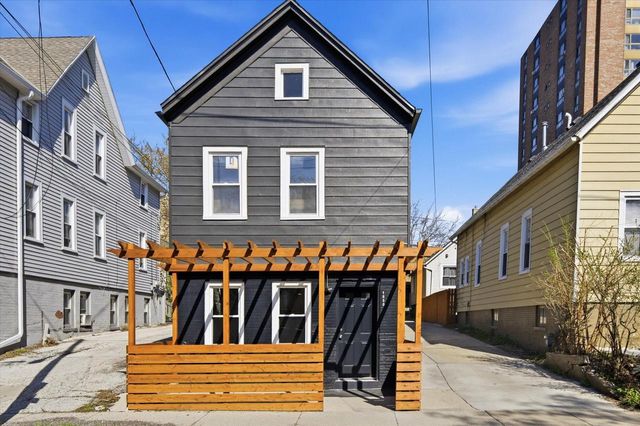 1850 N Warren AVENUE, Milwaukee, WI 53202
