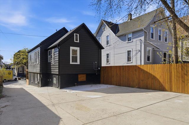1850 N Warren AVENUE, Milwaukee, WI 53202