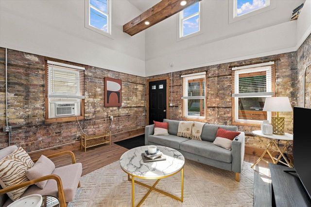1850 N Warren AVENUE, Milwaukee, WI 53202