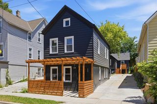 1850 N Warren AVENUE, Milwaukee, WI 53202