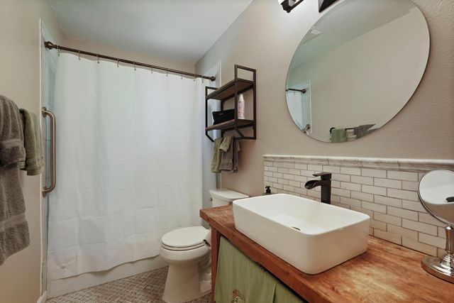 1009 N Ham Ln, Lodi, CA 95242