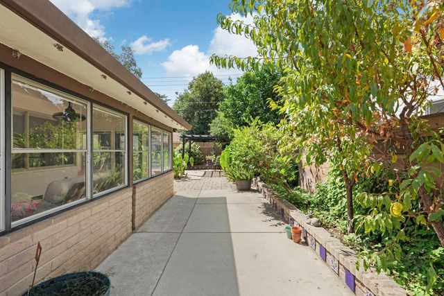 1009 N Ham Ln, Lodi, CA 95242