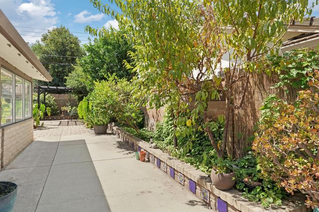 1009 N Ham Ln, Lodi, CA 95242