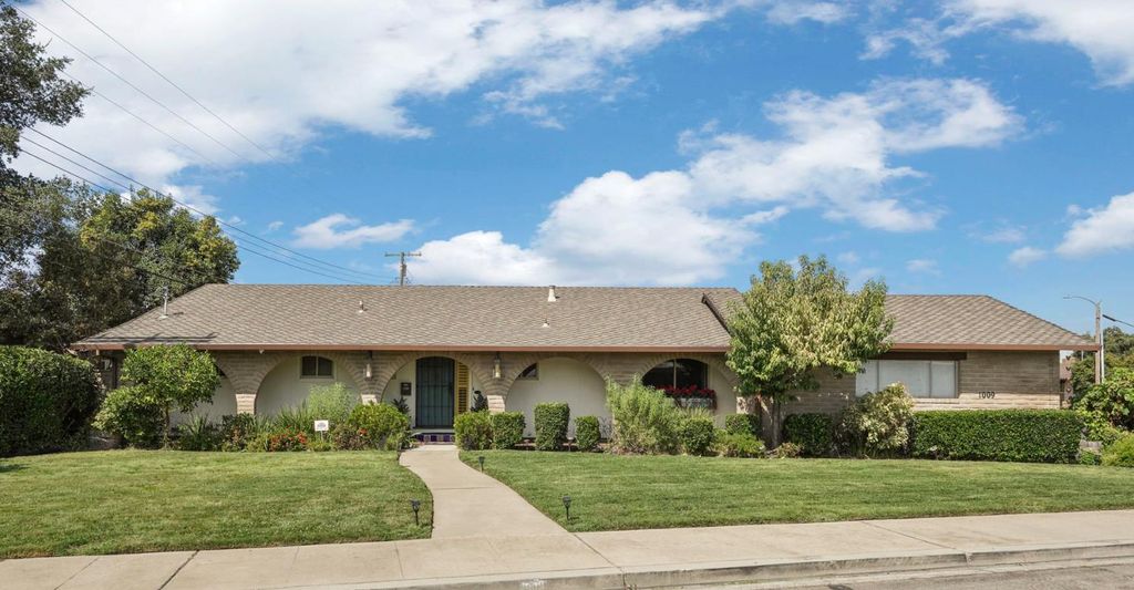 1009 N Ham Ln, Lodi, CA 95242