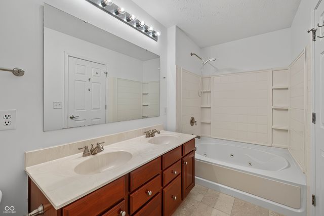 11725 Chant Lane Unit 5, Zionsville, IN 46077