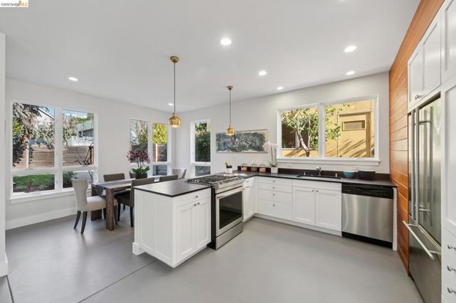 1126 Ocean Avenue, Oakland, CA 94608