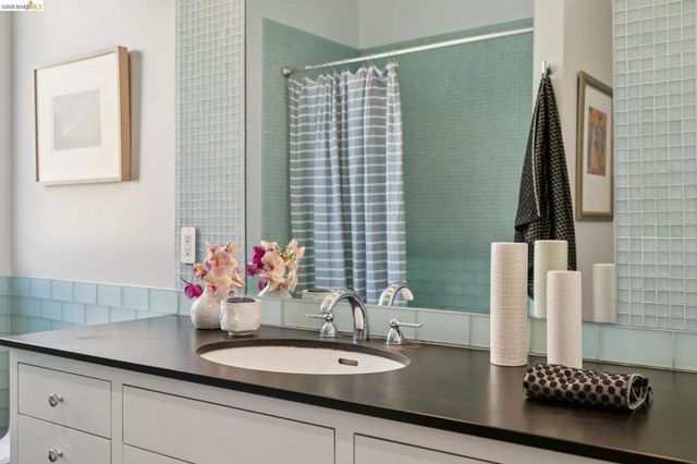 1126 Ocean Avenue, Oakland, CA 94608