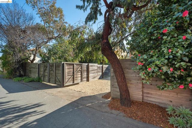 1126 Ocean Avenue, Oakland, CA 94608