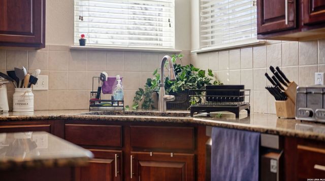 106 Lindseys Cv, San Antonio, TX 78258