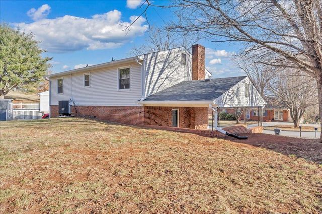 441 Aragona DR, Vinton, VA 24179