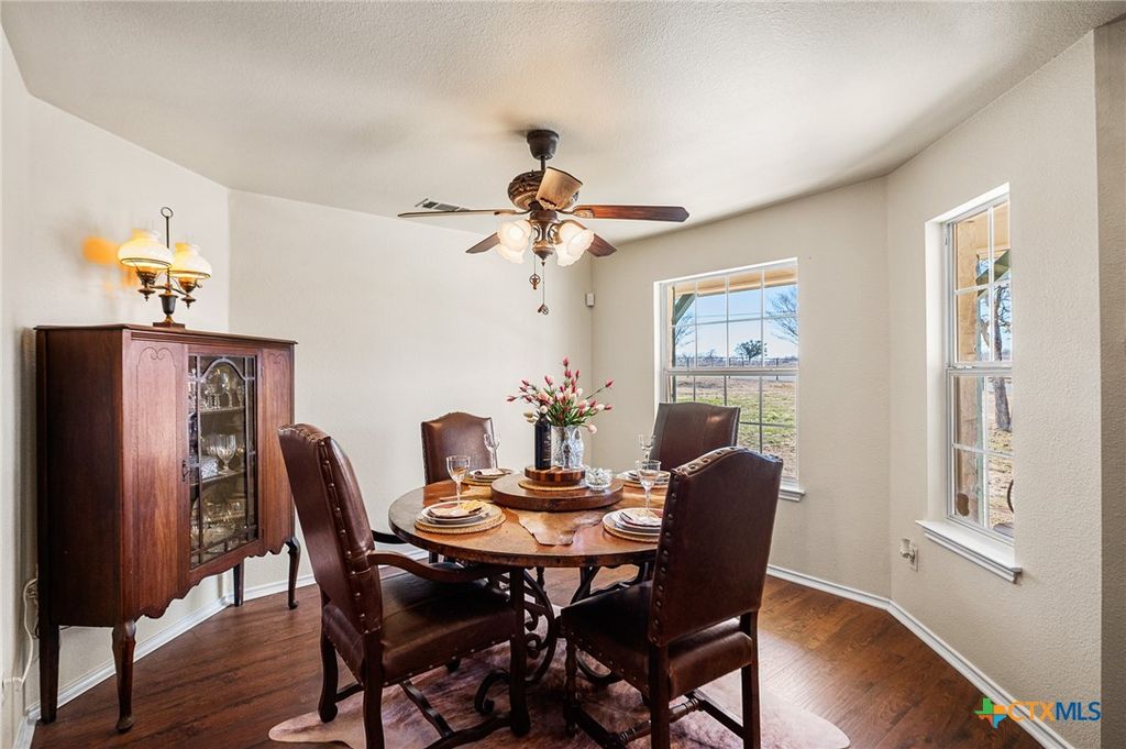 Image 11 of property listing at 7914 Knowlton Road, San Antonio, TX 78263