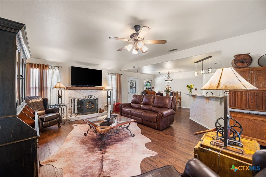 Image 14 of property listing at 7914 Knowlton Road, San Antonio, TX 78263