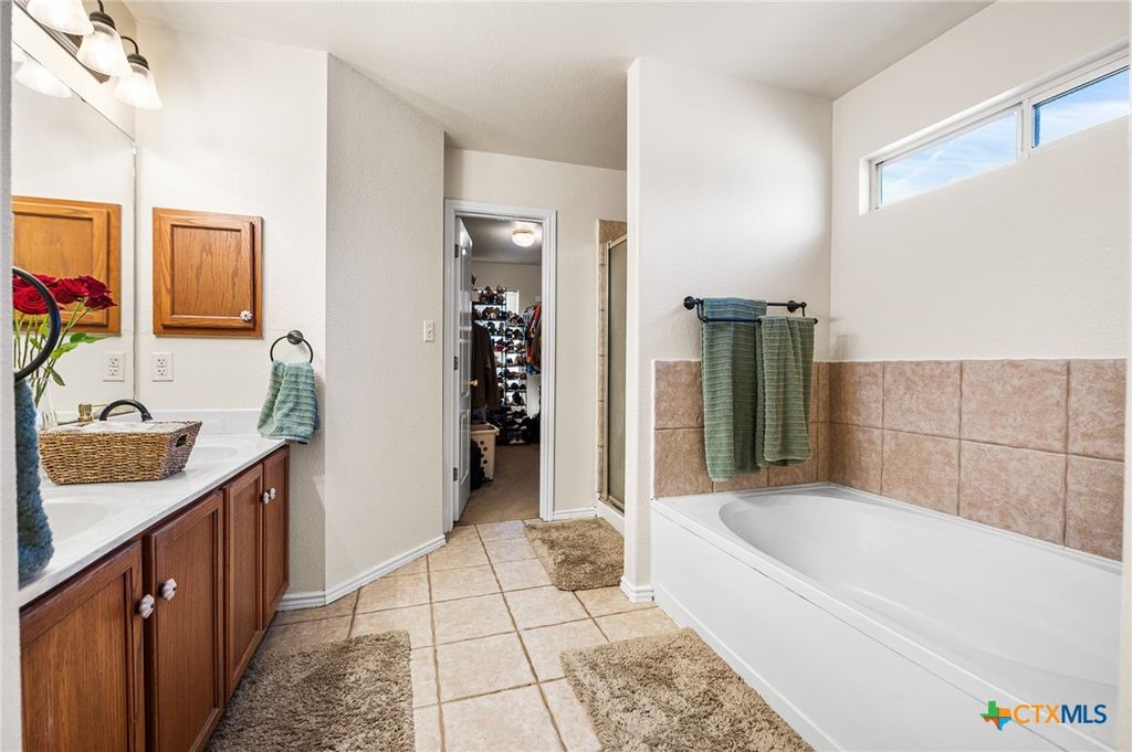 Image 20 of property listing at 7914 Knowlton Road, San Antonio, TX 78263