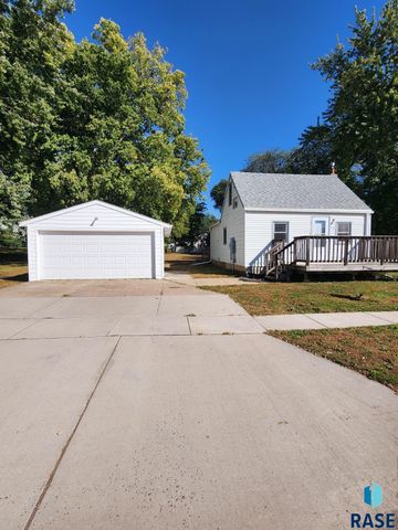 312 S 1st Ave Avenue, Brandon, SD 57005