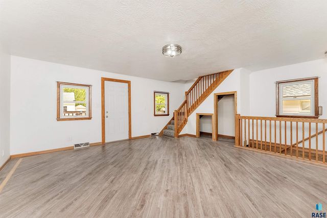 312 S 1st Ave Avenue, Brandon, SD 57005