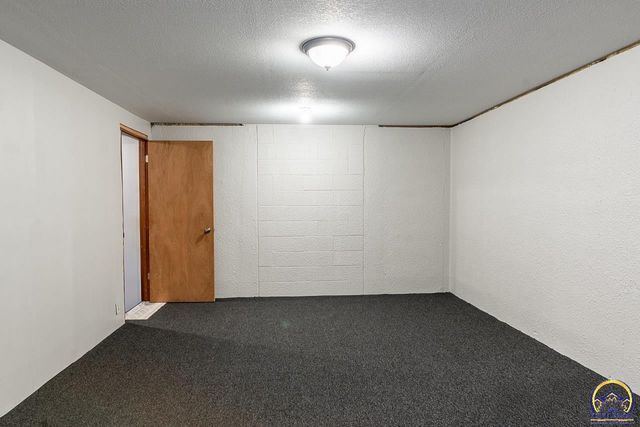 6549 SW 26th CT, Topeka, KS 66614