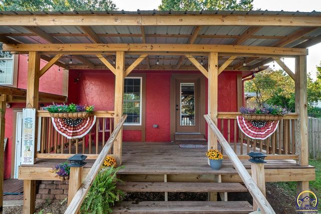 6549 SW 26th CT, Topeka, KS 66614