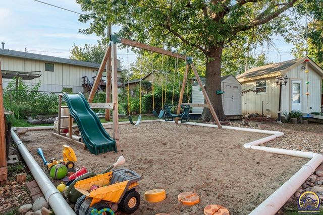 6549 SW 26th CT, Topeka, KS 66614