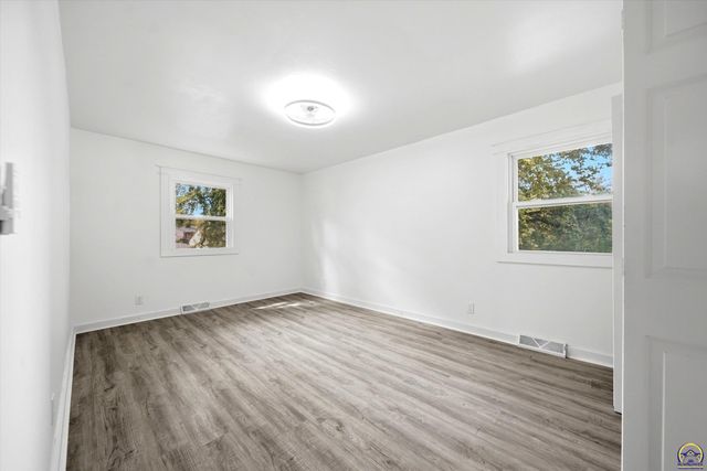 1224 SE 35th TER, Topeka, KS 66605