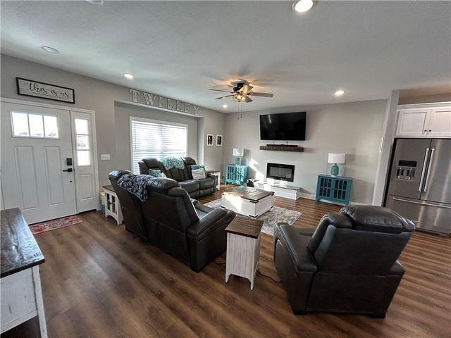 305 SW 11th Road, Warrensburg, MO 64093