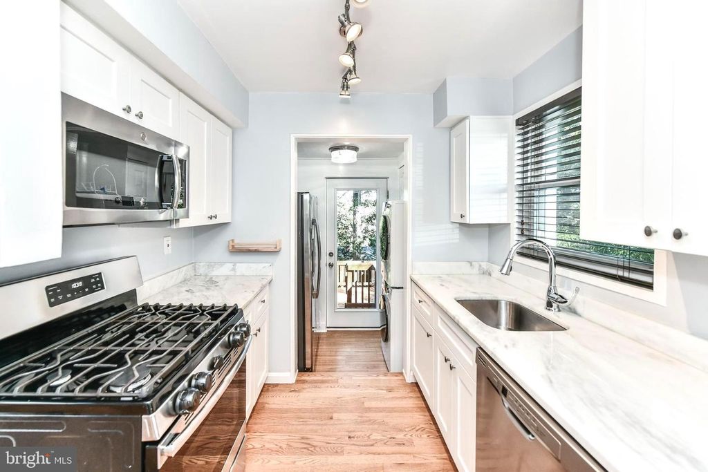 1028 S EDISON ST, Arlington, VA 22204