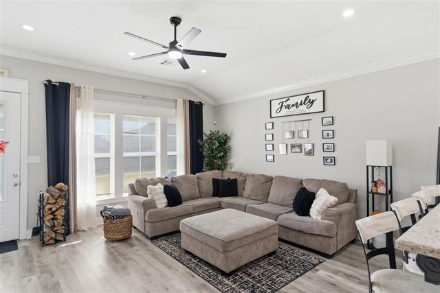 111 Hickory St, Iowa, LA 70647