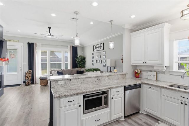 111 Hickory St, Iowa, LA 70647