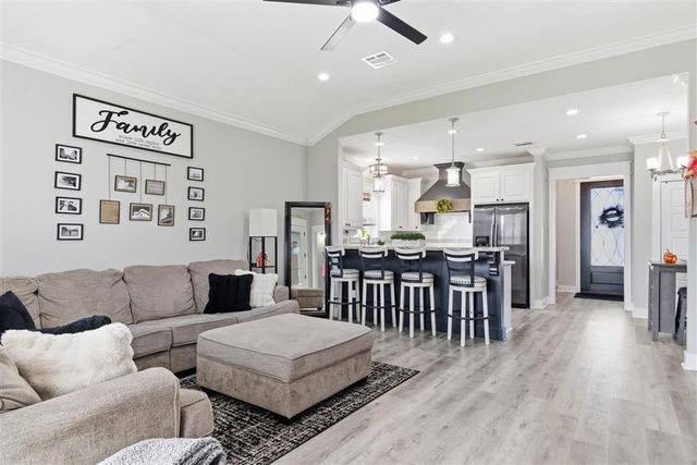 111 Hickory St, Iowa, LA 70647