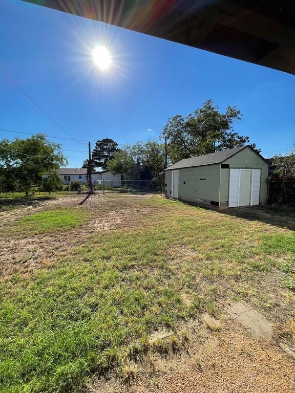 Image 16 of property listing at 711 N Monroe Street, San Angelo, TX 76901