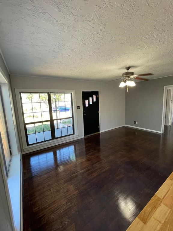 Image 3 of property listing at 711 N Monroe Street, San Angelo, TX 76901